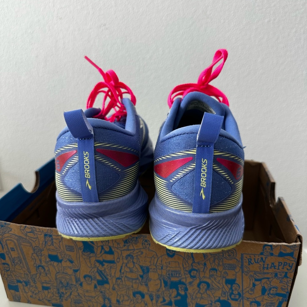 Brooks Lavender Running Shoes with Hot Pink Laces - Picture 2 of 3